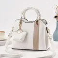 Modische zweifarbige Handtasche aus Leder mit gewebtem Griff und passendem Mini-Münzbeutel - Weiß