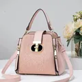 Détail du sac seau rose avec dentelle florale délicate et fermoir en métal doré en forme de T - Rose