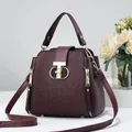 Sac seau bordeaux élégant avec motifs en dentelle florale et fermoir en T doré chic - Café
