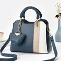 Detailansicht der blauen Tasche mit gewebtem Griff, Lederstruktur und kleinem Geldbeutel - Dunkelblau