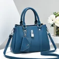 Borsa a mano blu in pelle martellata con serratura e mini pochette coordinata - Blu