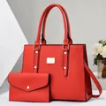 Detail van rode kunstlederen shopper met bijpassende enveloppe clutch en metalen logo - Rood