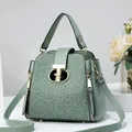 Détail du sac seau vert menthe avec broderie en dentelle florale et fermoir doré chic - Vert