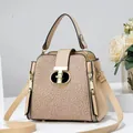 Détail du sac seau beige avec dentelle florale délicate et fermoir pivotant en métal doré - Khaki