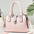 Borsa a mano rosa in pelle morbida con chiusura in metallo dorato e tracolla regolabile - Rosa