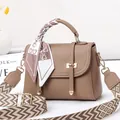 Sac à main minimaliste en cuir kaki avec foulard en soie et bandoulière à motif chevron - Khaki