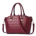 Borsa a mano classica bordeaux con goffratura coccodrillo ed eleganti finiture dorate - Stile Tote Motivo in Pietra / Borgogna