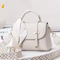 Sac à main en cuir écru avec poignée tressée, foulard en soie et bandoulière tissée - Blanc Cassé