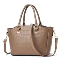 Borsa a mano marrone con motivo coccodrillo, dettagli dorati e tracolla staccabile - Stile Tote Motivo in Pietra / Khaki scuro