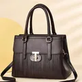 Dunkelbraune Shopper-Tasche mit Streifenprägung, goldener Schnalle und Gurtband - Kaffeebraun