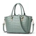 Elegante borsa a mano verde salvia con goffratura coccodrillo e dettagli dorati - Stile Tote Motivo in Pietra / Verde