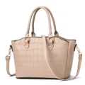 Dettaglio della borsa beige con trama a coccodrillo e finiture metalliche dorate - Stile Tote Motivo in Pietra / Cachi