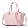 Dettaglio della trama a coccodrillo rosa e finiture dorate di questa borsa a mano - Stile Tote Motivo in Pietra / Rosa