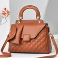 Detail der karamellbraunen Ledertasche mit Rautensteppung und passendem Münzetui - Erdgelb