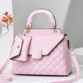 Dettaglio della borsa rosa in pelle PU trapuntata con fibbia quadrata e mini borsellino - Rosa
