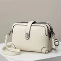 Dettaglio della borsa a tracolla beige texture litchi con tre scomparti con zip - Bianco Sporco