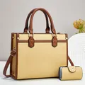 Details des beigen Leder-Tote-Sets mit braunem Rand und passender Mini-Klappentasche - Tote Handtasche Und Geldbörse Kombi / Gelb