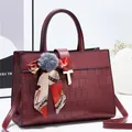 Sac à main bordeaux à texture crocodile avec foulard en soie et bandoulière - Bordeaux