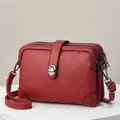Dettaglio borsa a tracolla rossa texture lychee con tre scomparti a cerniera - Rosso