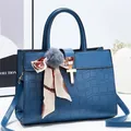 Donkerblauwe handtas in krokodillenleer-look met zijden sjaal en gouden metalen slot - Blauw