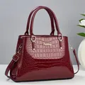 Elegante wijnrode handtas met krokodillenreliëf en goudkleurige hardware - Rood