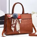 Sac à main marron à motif crocodile avec boucle en T, foulard et pompon gris - Jaune Terre