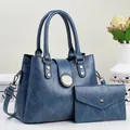 Dettaglio del set borsa a mano in pelle blu testurizzata con portafoglio e fibbie argento - Borsa a Mano + Portafoglio Set 2 Pezzi / Blu