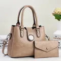 Dettaglio della borsa tote in pelle PU kaki con bustina coordinata e fibbia in metallo - Borsa a Mano + Portafoglio Set 2 Pezzi / Kaki