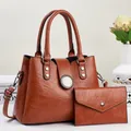 Set borsa a mano marrone vintage con rivetti argentati e pochette coordinata - Borsa a Mano + Portafoglio Set 2 Pezzi / Giallo ocra