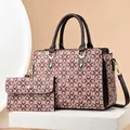 Ensemble sac cabas vintage avec pochette assortie sur un présentoir minimaliste - Bordeaux