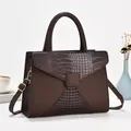Détails du sac à main marron foncé avec textures litchi mate et crocodile brillante - Café