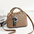Sac à main marron matelassé avec clous dorés, pompon et bandoulière réglable - Café