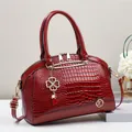 Modische rote Handtasche mit Krokodilmuster, Lackleder, Kleeblatt-Anhänger und K-Logo - Rot