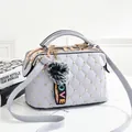 Sac à main matelassé lavande avec rivets dorés et pompon décoratif en fourrure - Gris