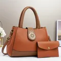 Dettaglio della borsa in pelle martellata arancio e marrone con pochette e fibbia dorata - Giallo Terra