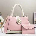 Dettaglio della borsa bicolore rosa e beige con placca dorata a forma di corona - Rosa