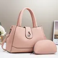 Nahaufnahme der rosa Handtasche aus Narbenleder mit Metallschnalle im Set im Detail - Rosa