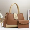Dettaglio della borsa tote vintage bicolore in pelle martellata con emblema dorato - Marrone