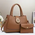Set borsa tote in pelle marrone con stemma dorato e bustina coordinata in stile chic - Marrone