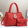 Dettaglio del set tote in pelle rossa con emblema dorato e pochette coordinata inclusa - Rosso