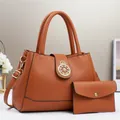 Dettaglio della borsa tote in pelle caramello con corona dorata e pochette abbinata - Giallo ocra