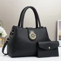 Dettaglio della borsa tote nera grana litchi con logo corona oro e set portafoglio - Nero