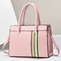Vue détaillée du sac cabas rose avec rayures contrastées et finitions dorées - Rose