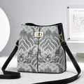 Détail du sac seau avec motif jacquard imprimé et fermoir rotatif doré élégant - Noir