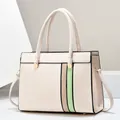 Vue détaillée du sac cabas crème avec rayures contrastées beige et vert et boucles dorées - Blanc Cassé