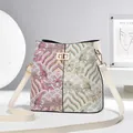 Détail du sac seau style chinois avec broderie de vagues colorées et fermoir doré - Blanc