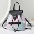 Mochila pequeña con degradado rosa y azul, textura floral y solapa de cuero negro - Negro