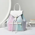 Mochila arcoíris de cuero suave para mujer con grabado floral y hebilla metálica - Blanco Roto