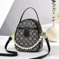 Elegante bolso ovalado con diseño geométrico blanco y negro, cadena de perlas y cuero - Negro