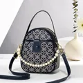 Minibolso redondo azul marino estampado con asa de perlas y motivos geométricos blancos - Azul marino